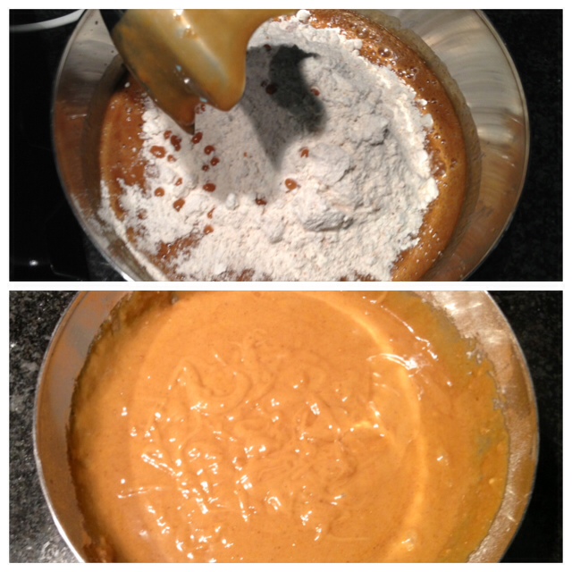 Añadir la mezcla de harina a nuestra masa marrón. Batir ligeramente.