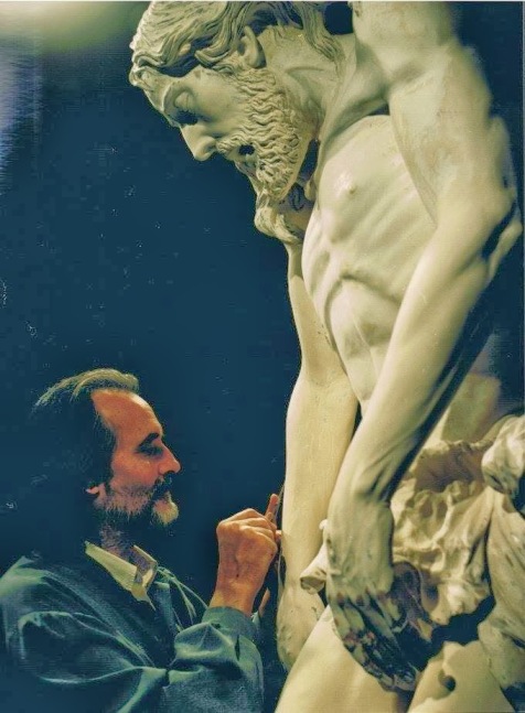 Marcelo esculpiendo